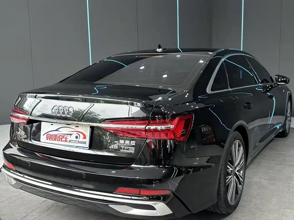 Audi A6L - фото 6