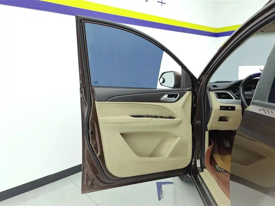 Baojun 730 2016 1.5L MT 7 мест