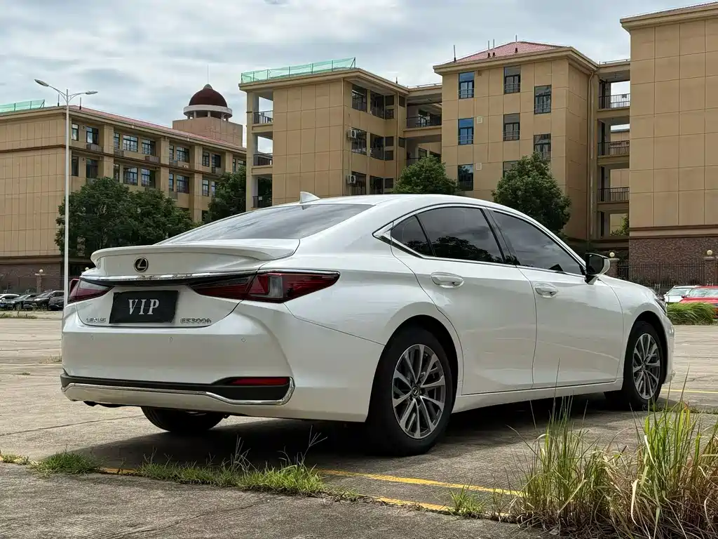 Lexus ES — миниатюра 8