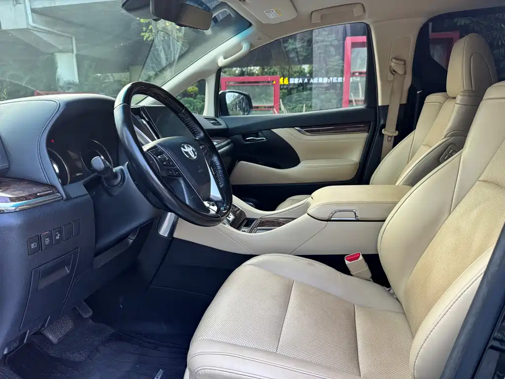 Toyota Alphard — миниатюра 10