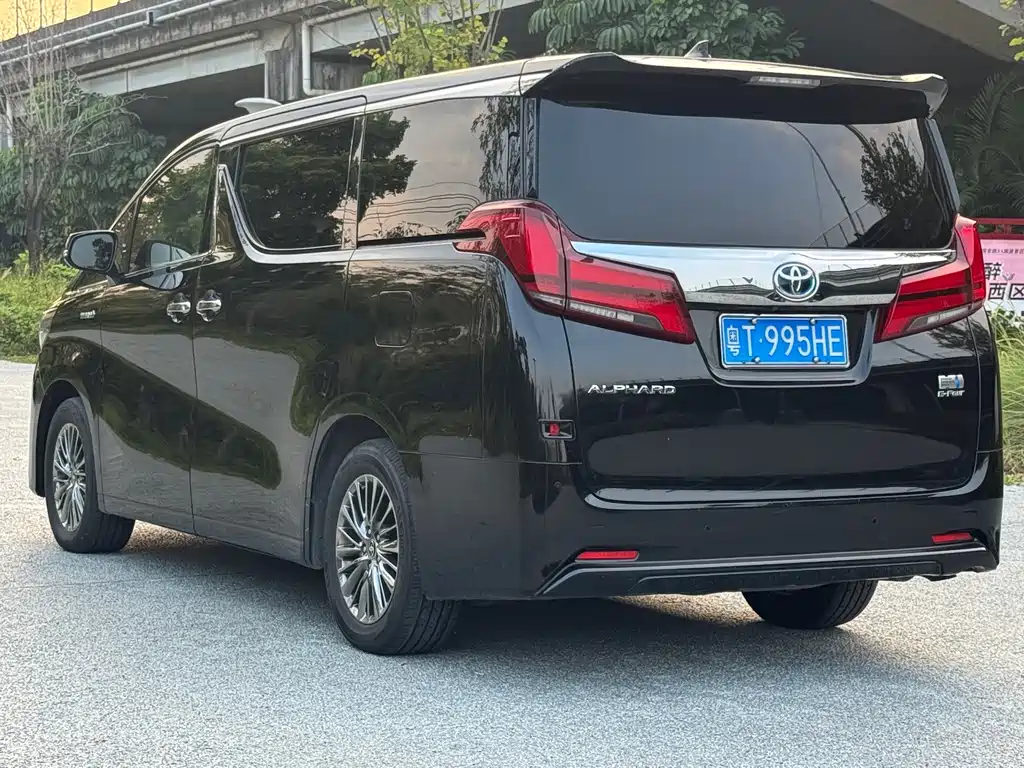 Toyota Alphard — миниатюра 6