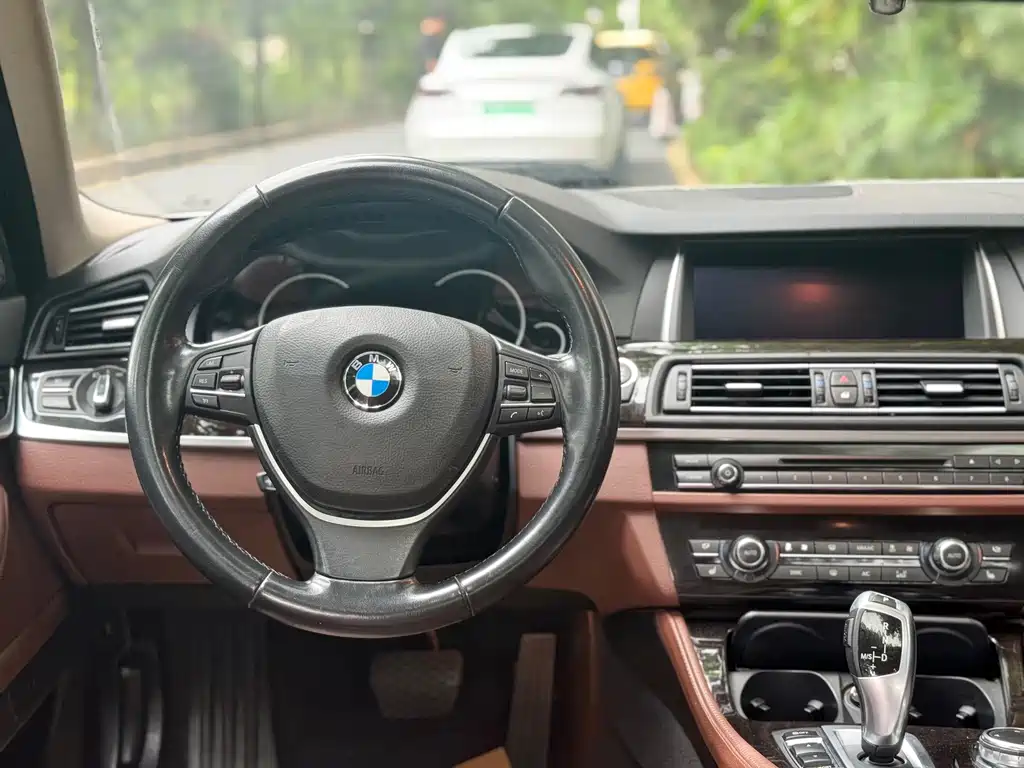 BMW 5 Series — миниатюра 9
