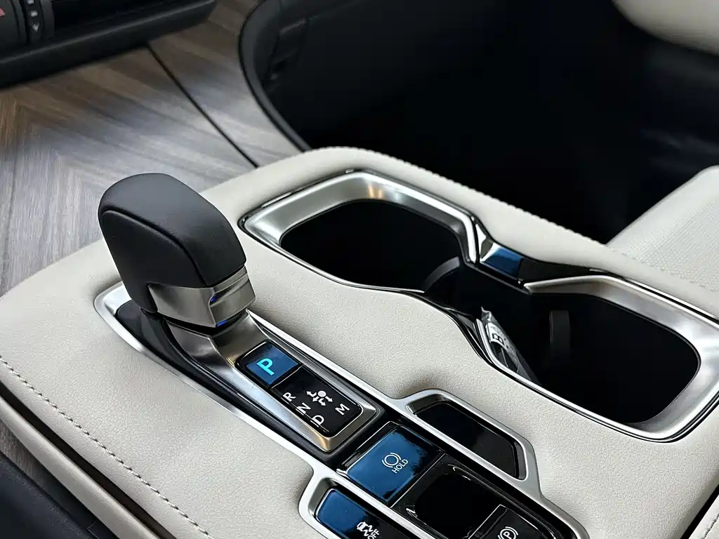 Lexus LM 2025 500h мест
