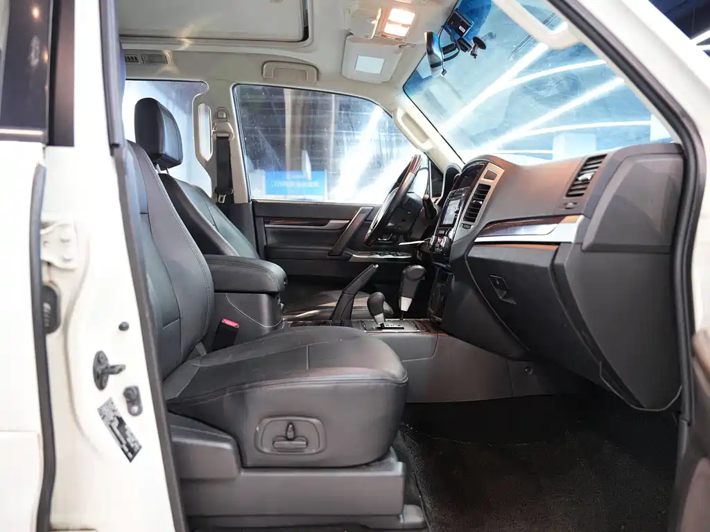 Mitsubishi Pajero (Import) — миниатюра 19