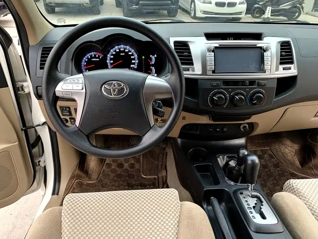 Toyota Fortuner — миниатюра 7