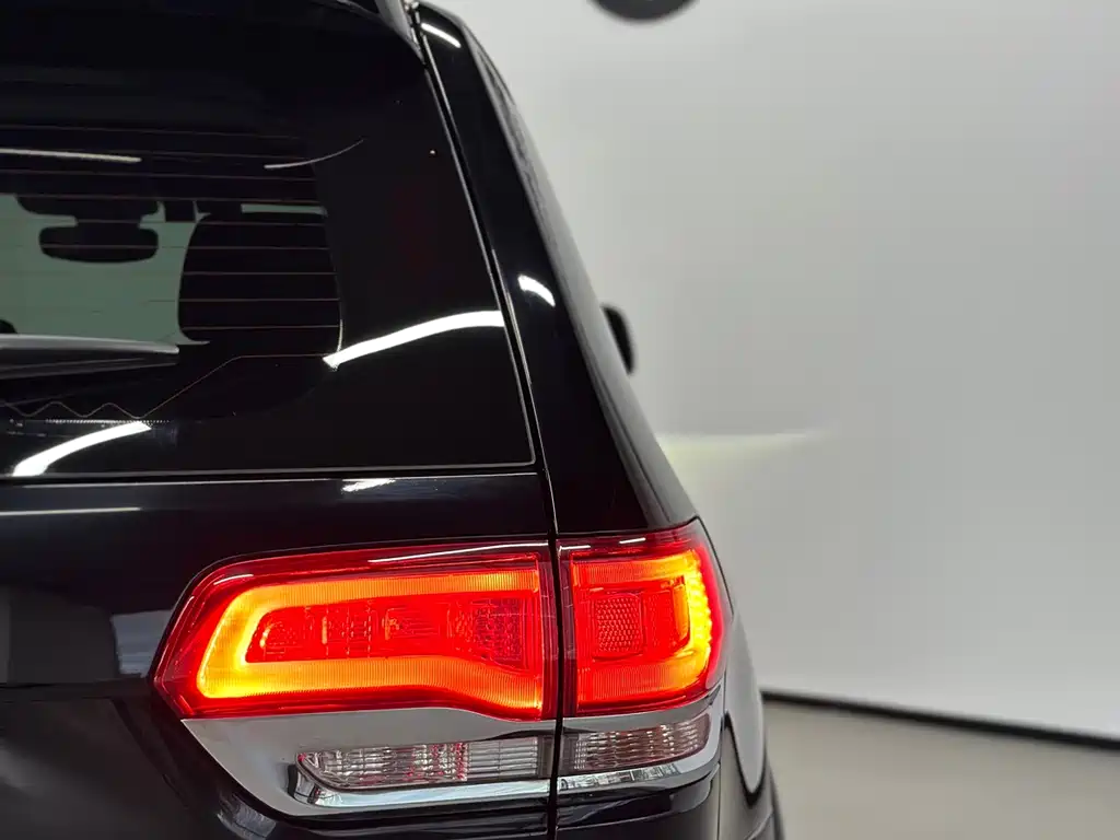 Jeep Grand Cherokee (Import) — миниатюра 22