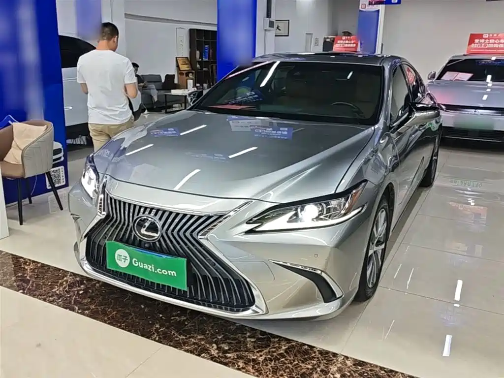 Lexus ES 2019