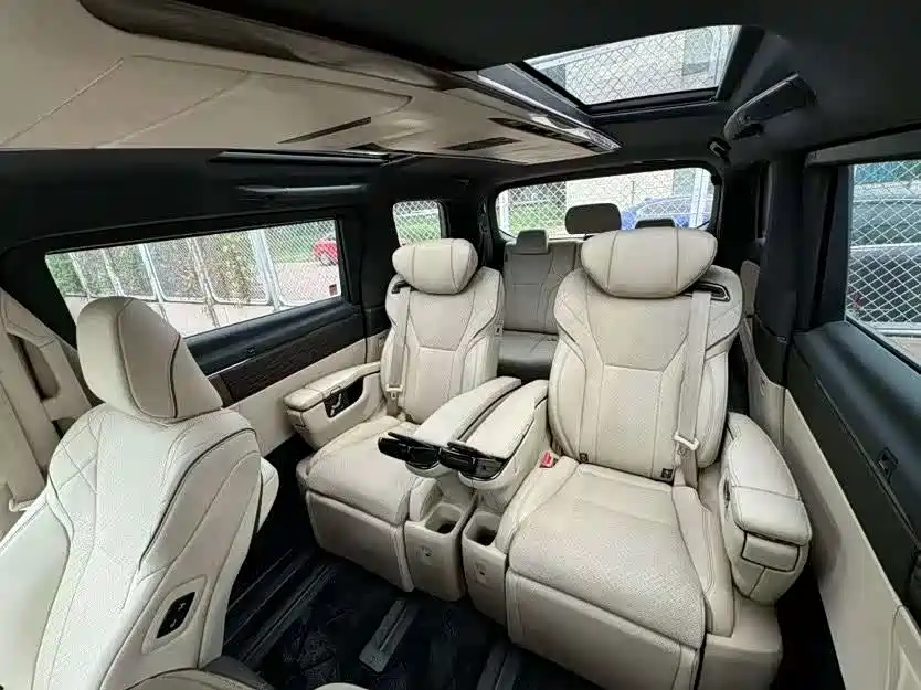 Toyota Alphard — миниатюра 11