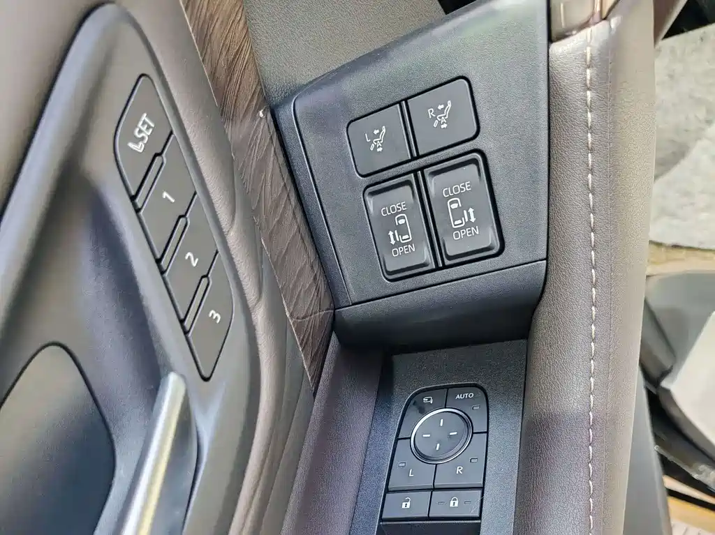 Toyota Alphard — миниатюра 17