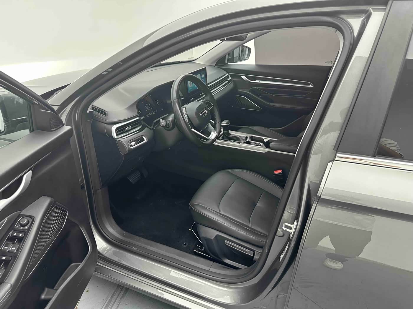 Geely Emgrand 1.5 л 2022 г. Серебристо-серый, пробег 37800 км