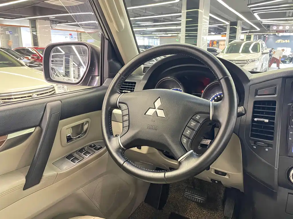 Mitsubishi Pajero (Import) — миниатюра 13
