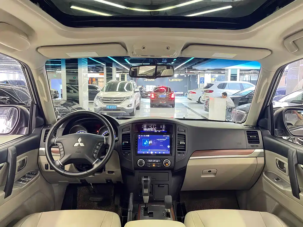 Mitsubishi Pajero (Import) — миниатюра 11