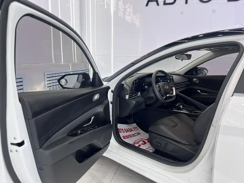 Hyundai Elantra 2022 1.5L CVT LUX Luxury