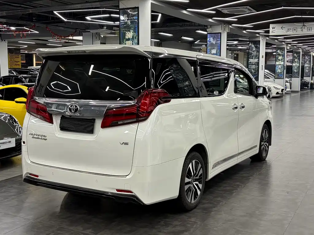 Toyota Alphard — миниатюра 10