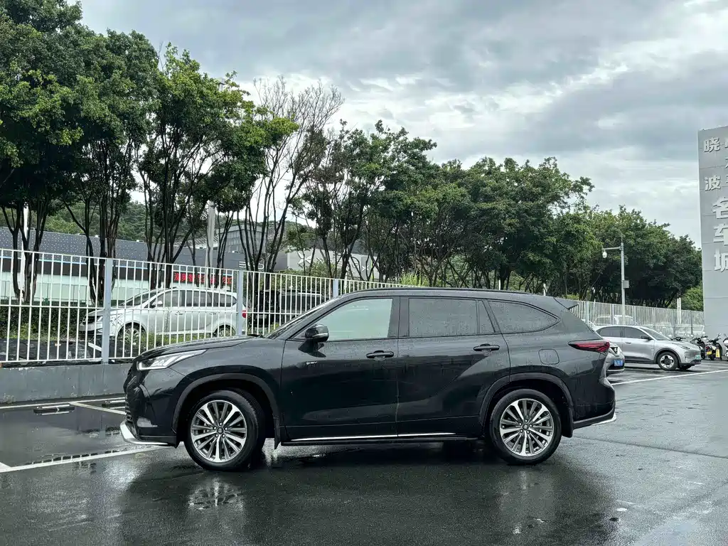 Toyota Crown Kluger — миниатюра 6