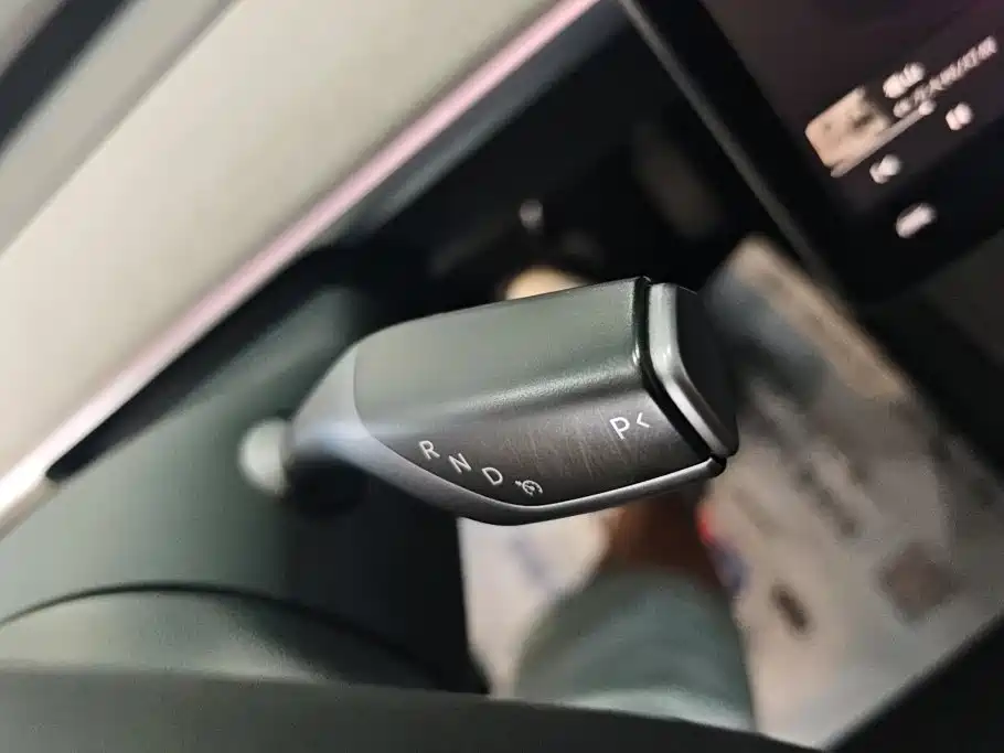 Tesla Model Y — миниатюра 16