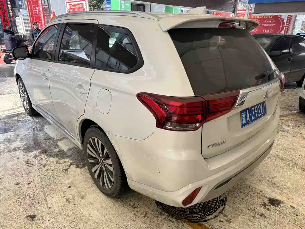 MITSUBISHI OUTLANDER