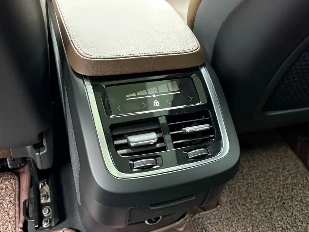 Volvo XC90 — миниатюра 9
