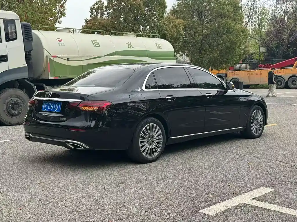Mercedes-Benz E-Class — миниатюра 8