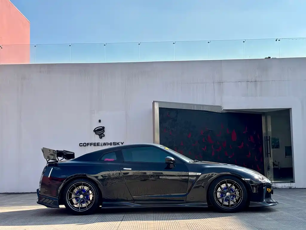 Nissan GT-R — миниатюра 7