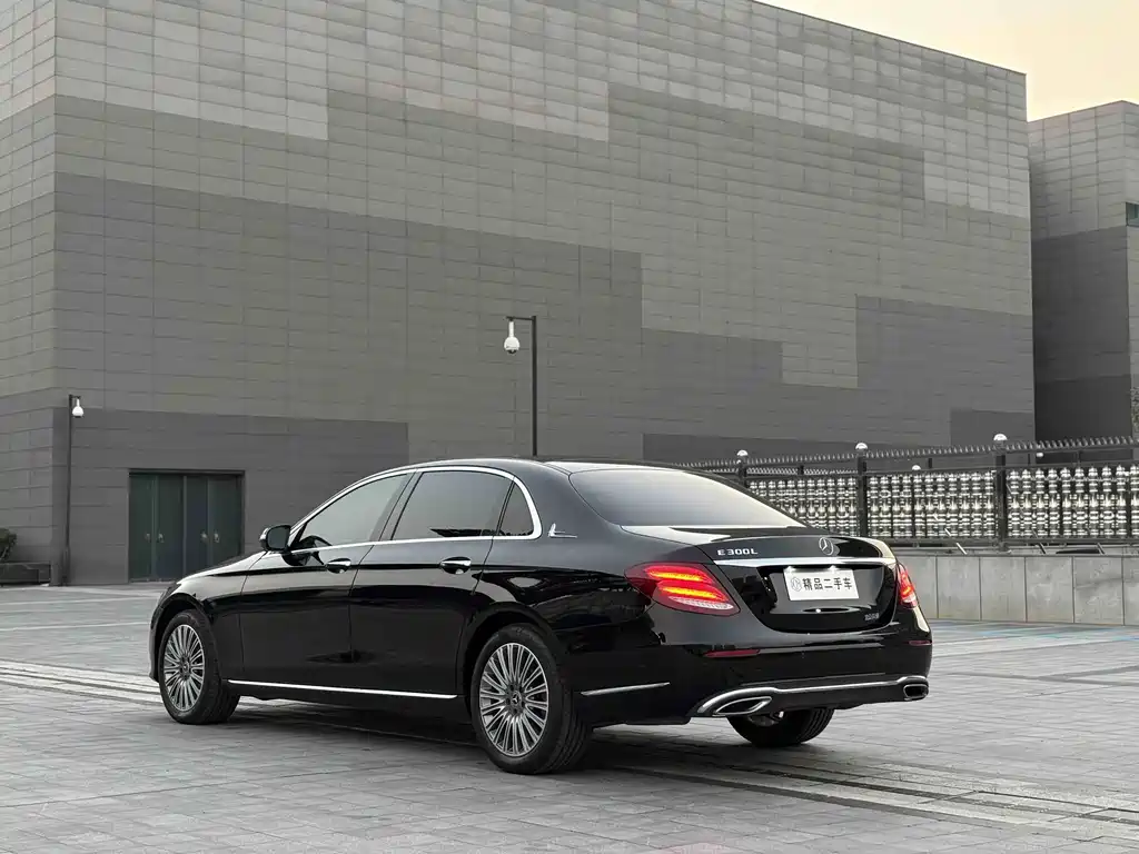 Mercedes-Benz E-Class — миниатюра 7