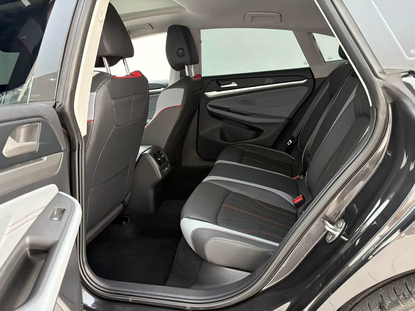 Toyota Corolla 1.4 л 2024 г. Серебристо-серый, пробег 36000 км