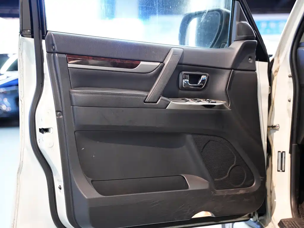 Mitsubishi Pajero (Import) — миниатюра 14