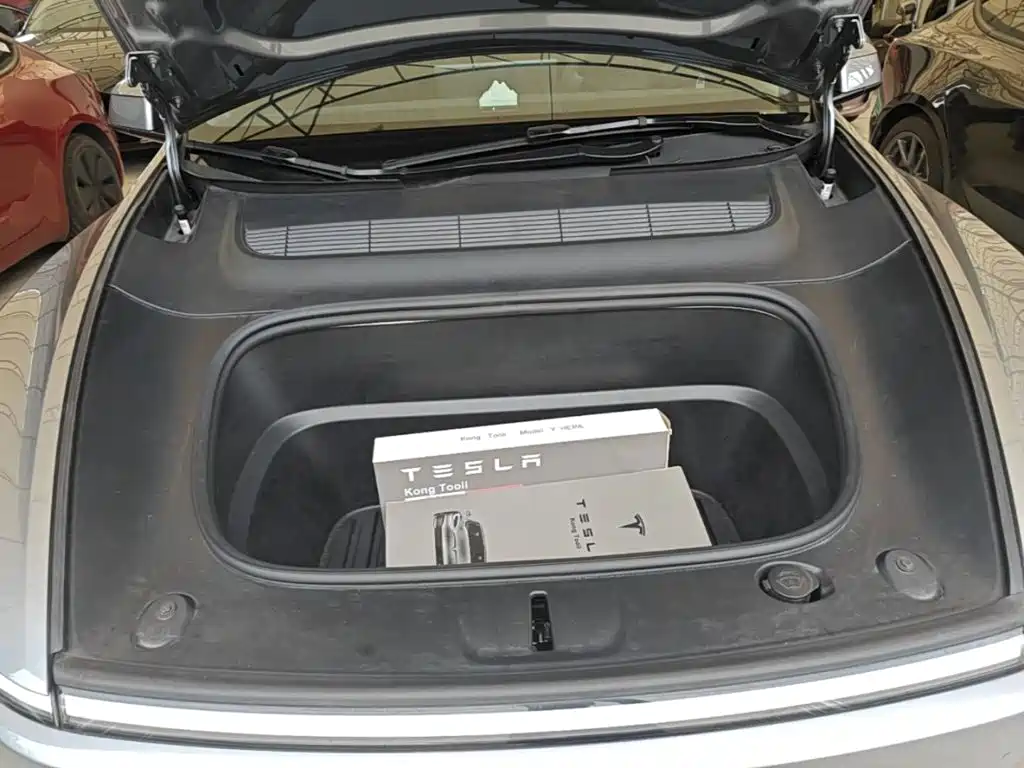 Tesla Model Y — миниатюра 20