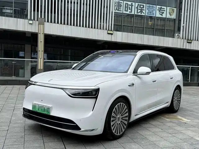 2025 Huawei M8