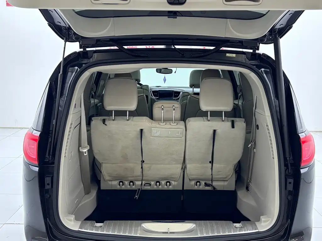 Chrysler Grand Voyager PHEV (Import) — миниатюра 11