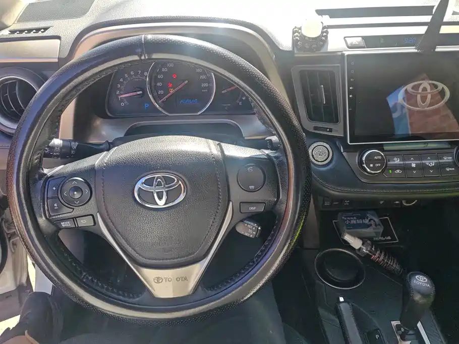 Toyota RAV4 — миниатюра 12