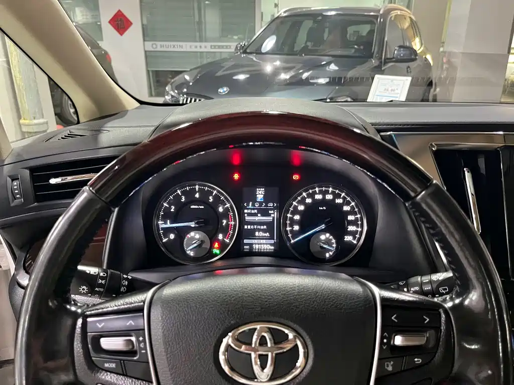 Toyota Alphard — миниатюра 9