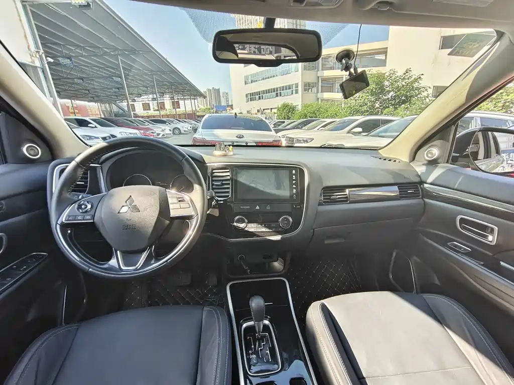 Mitsubishi Outlander — миниатюра 5