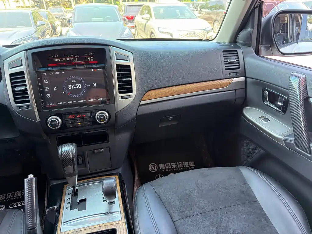 Mitsubishi Pajero (Import) — миниатюра 12