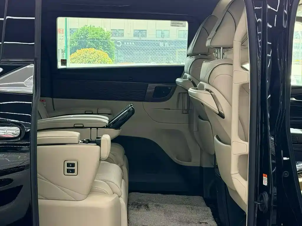 Toyota Alphard — миниатюра 3