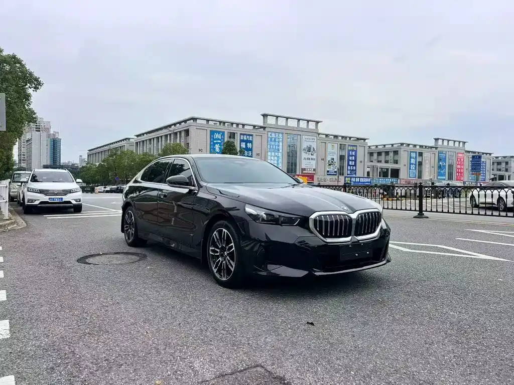 BMW 5 Series — миниатюра 3