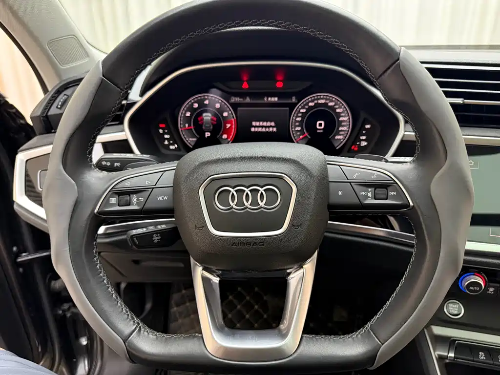 Audi Q3 2023 35 TFSI Fashion (1.4T)