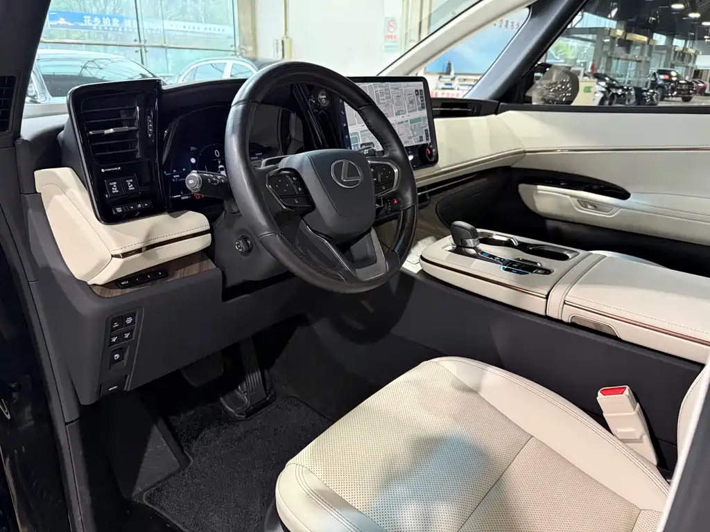 Lexus LM 2023 500h мест