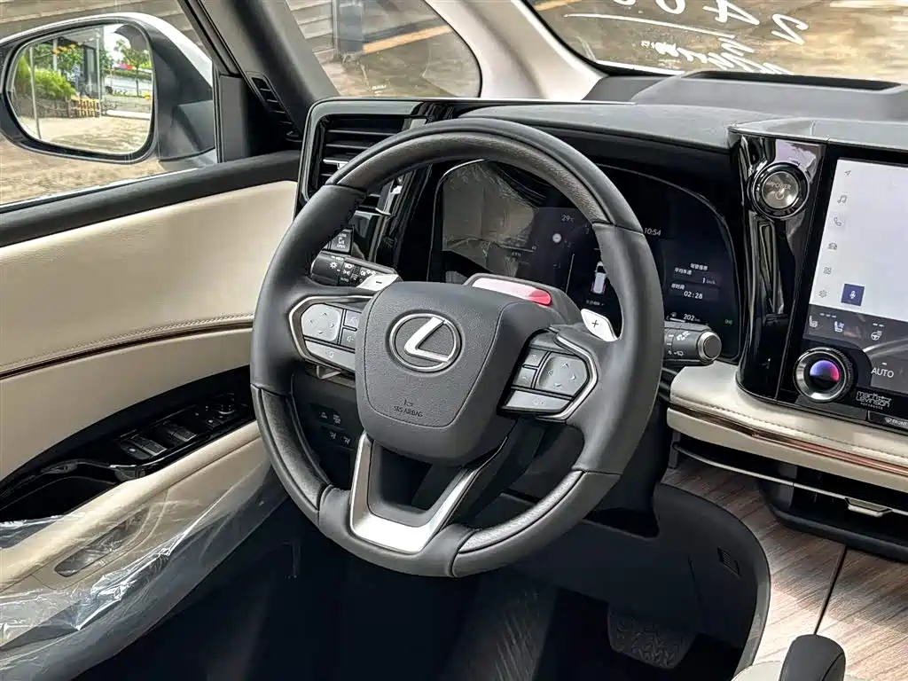 Lexus LM 2025 500h мест