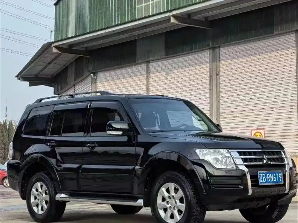 MITSUBISHI PAJERO