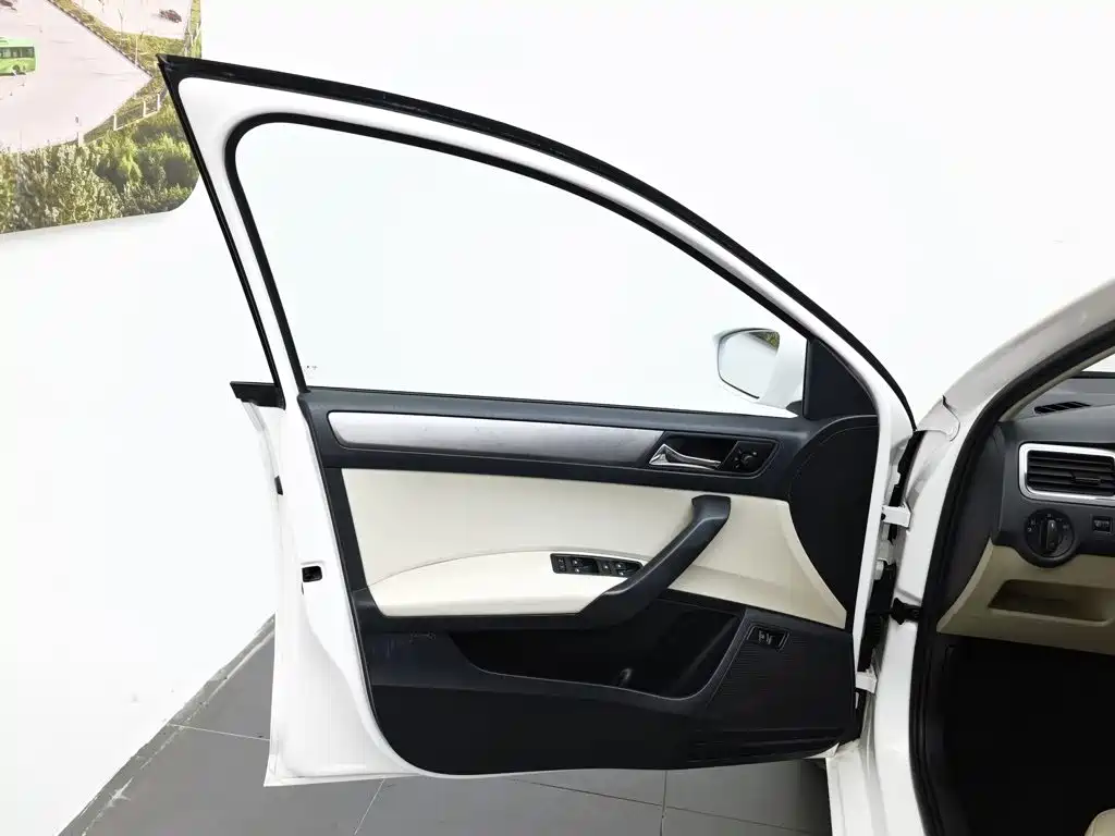 Skoda Rapid — миниатюра 8