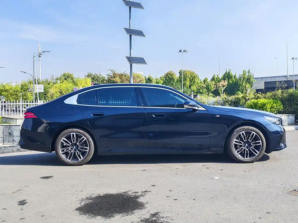 BMW 5 Series — миниатюра 4