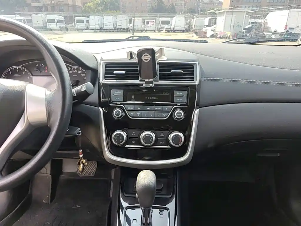 Nissan Tiida — миниатюра 13