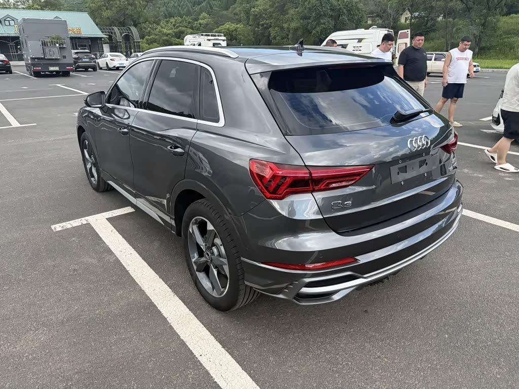 Audi Q3 1.4 л 2022 г. Серебристо-серый, пробег 5000 км