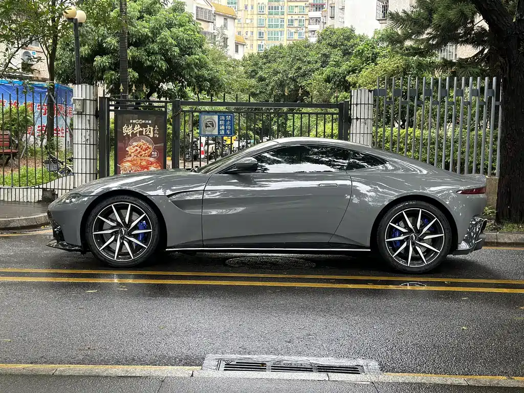 Aston Martin V8 Vantage 2018 4.0T V8 Coupe
