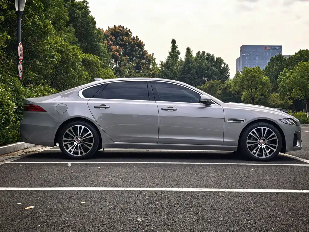 Jaguar XFL — миниатюра 4