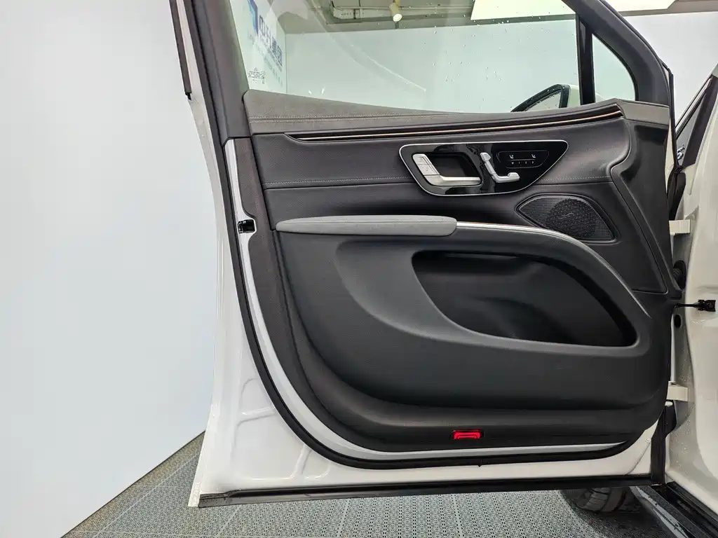 Mercedes-Benz EQS SUV — миниатюра 13