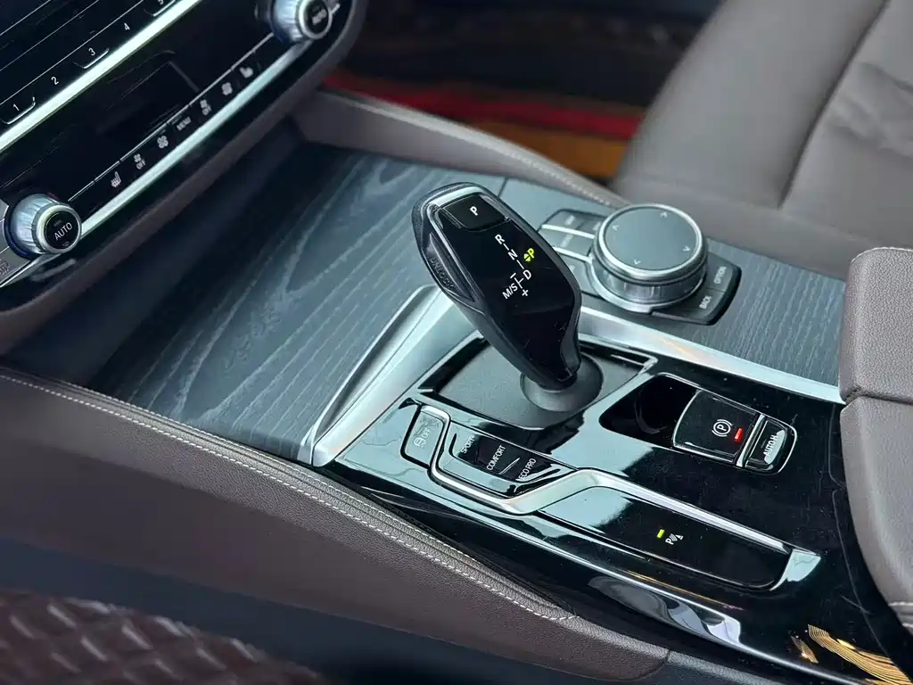 BMW 5 Series — миниатюра 7