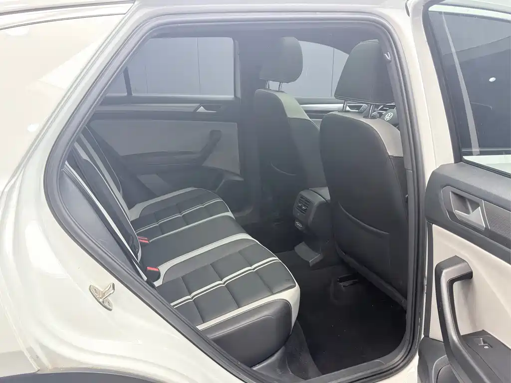 Volkswagen T-Roc — миниатюра 21
