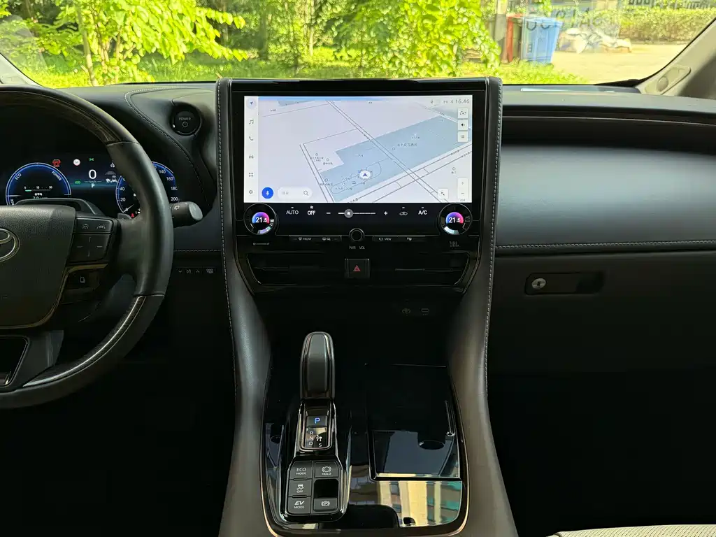 Toyota Alphard — миниатюра 12